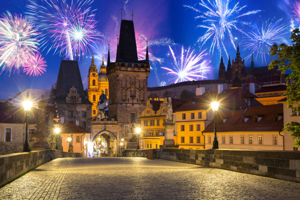 ireworks display over the charles bridge in prague - ponte charles imagens e fotografias de stock