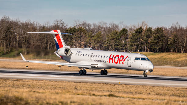 canadair regional jet crj-700 hop! landet am flughafen basel-mulhouse - crj 700 stock-fotos und bilder