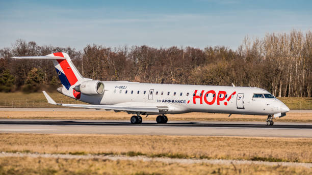 canadair regional jet crj-700 hop! lands at the airport basel-mulhouse - crj 700 imagens e fotografias de stock