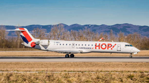 canadair regional jet crj-700 hop! lands at the airport basel-mulhouse - crj 700 imagens e fotografias de stock