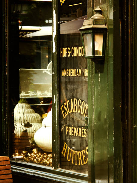 istock Snail Restaurant Paris France 118221973