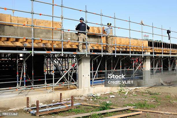 Dos Trabajadores De La Construcción Con Foto de stock y más banco de imágenes de Accesorio de cabeza - Accesorio de cabeza, Acero, Adulto