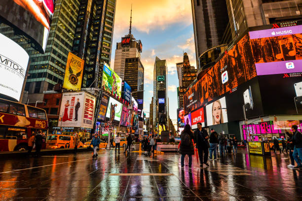 times square após a chuva - piazza nova - fotografias e filmes do acervo