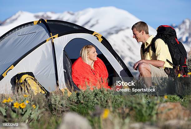 Giovane Coppia Con Tenda E Zaino Per Escursioni In Montagna - Fotografie stock e altre immagini di 20-24 anni