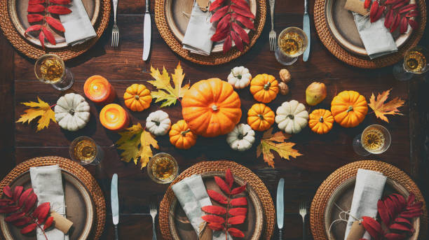 mise en table traditionnelle de célébration de thanksgiving - feast day abundance vegetable food photos et images de collection