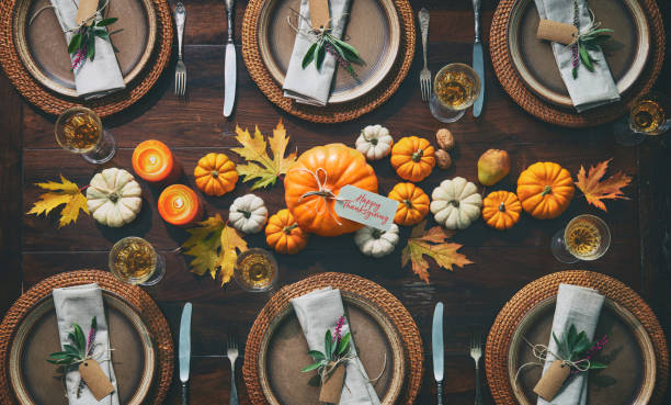 mise en table traditionnelle de célébration de thanksgiving - feast day abundance vegetable food photos et images de collection