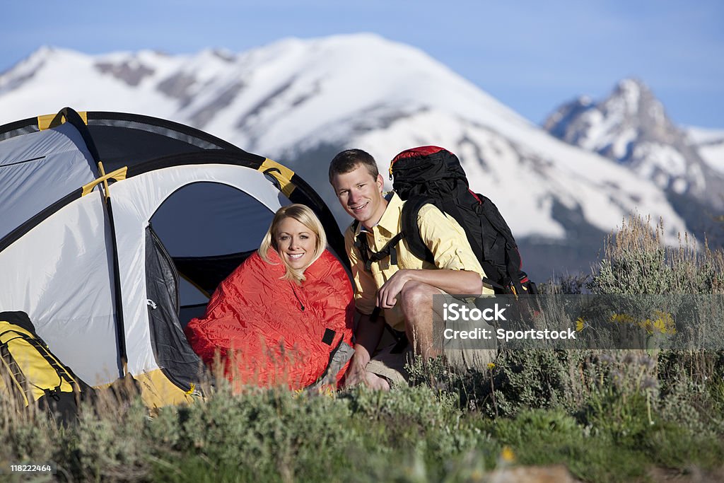 Para siedzący przed Namiot kuchenka i podróżowanie z plecakiem - Zbiór zdjęć royalty-free (20-24 lata)