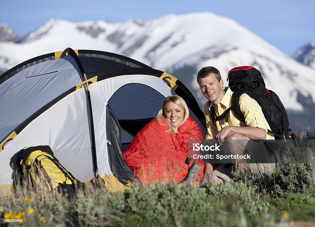Close-Up do jovem Casal Acampar nas montanhas - Royalty-free 20-24 Anos Foto de stock