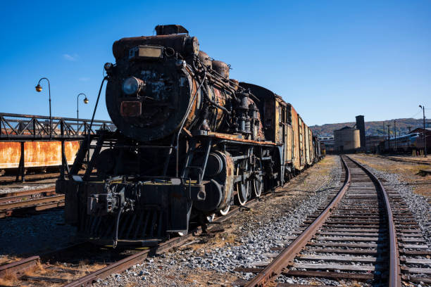 los coches de tren y locomotoras vintage, cubiertos de óxido y están en mal estado, descansan en las vías en scranton, pa, ee.uu. - travel bag old fashioned dirty fotografías e imágenes de stock