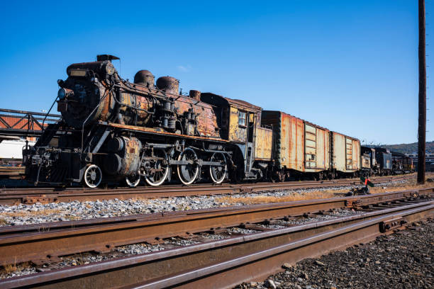 녹으로 뒤덮인 빈티지 열차와 기관차는 파손되어 미국 펜실베이니아 주 스크랜턴의 트랙에서 휴식을 취합니다. - cargo container metal container rough 뉴스 사진 이미지