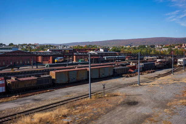 los coches de tren y locomotoras vintage, cubiertos de óxido y están en mal estado, descansan en las vías en scranton, pa, ee.uu. - cargo container metal container rough fotografías e imágenes de stock