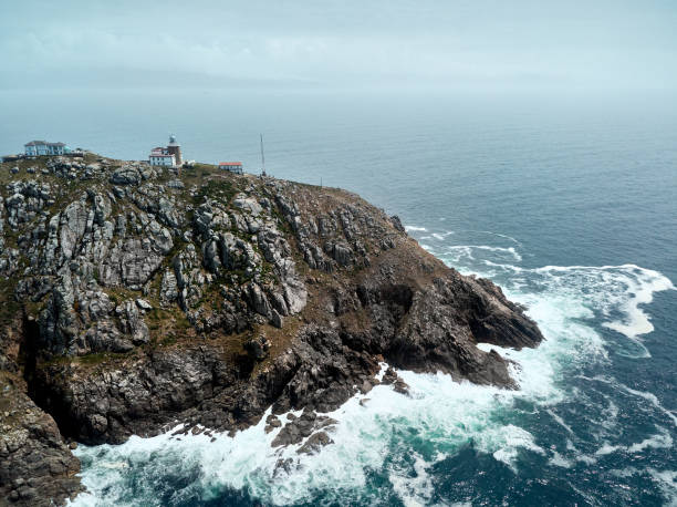 faro a finisterre o fisterra fine del vecchio mondo - st james way foto e immagini stock