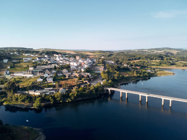 portomarin miasto wzdłuż francuskiej drodze santiago walk - st james way zdjęcia i obrazy z banku zdjęć