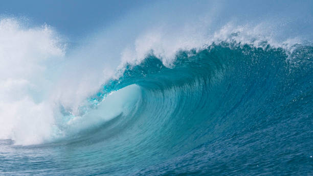 close up: schöne tiefblaue röhrenwelle in den pazifischen locken an einem sonnigen tag. - zerbrechen fotos stock-fotos und bilder