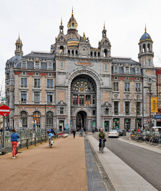 entrada lateral da estação central de antuérpia, bélgica 2019 - antwerp station center glass - fotografias e filmes do acervo