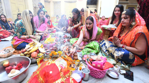 karva chauth rituale in beawar, indien - devotee stock-fotos und bilder