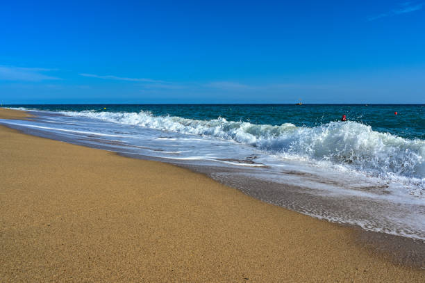 playa de arena y olas en el mar mediterráneo - maresme fotografías e imágenes de stock