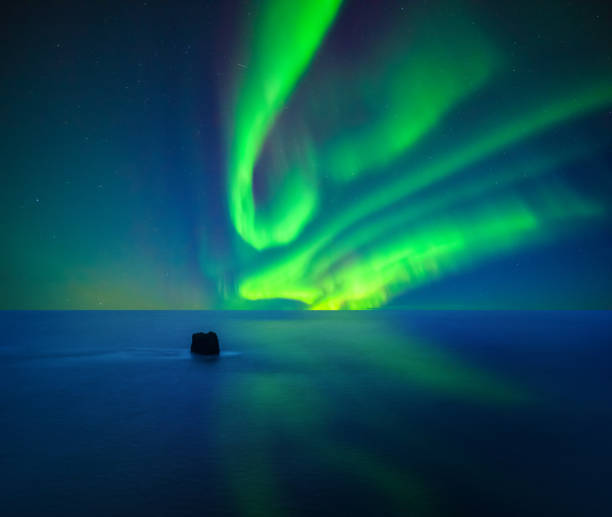 dança colorida dos borealis da aurora no céu - aurora borealis iceland astronomy tranquil scene - fotografias e filmes do acervo