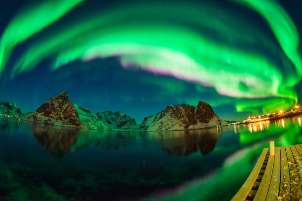 하늘에서 춤추는 다채로운 오로라 - aurora borealis iceland astronomy tranquil scene 뉴스 사진 이미지