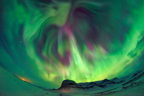 하늘에서 춤추는 다채로운 오로라 - aurora borealis iceland astronomy tranquil scene 뉴스 사진 이미지