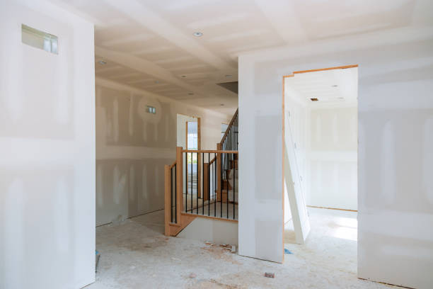 wykończenie kit w ścianach pokoju płyt gipsowo-kartonowych z pokoju w budowie - plaster plasterer building contractor home interior zdjęcia i obrazy z banku zdjęć