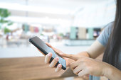 nahaufnahme-bild-hand-der-frau-mit-handy-smartphone-in-der-mall.jpg?b=1&s=170x170&k=20&c=6eqgjpA_90eeMy0AwnpoBHOpee2FA84cuMIDnxUlF4E=