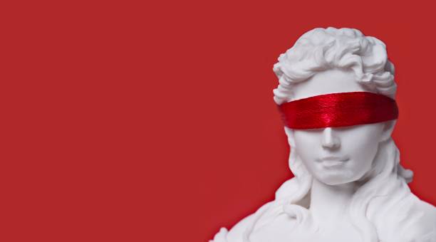 крупным планом леди правосудия с красными повязками. панорамное изображение с копировальной площадью. - blindfold стоковые фото и изображения