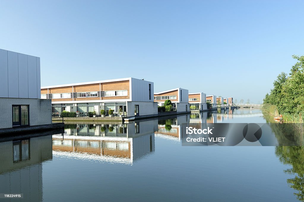 Современный дома вдоль воды в Нидерландах - Стоковые фото Нидерланды роялти-фри