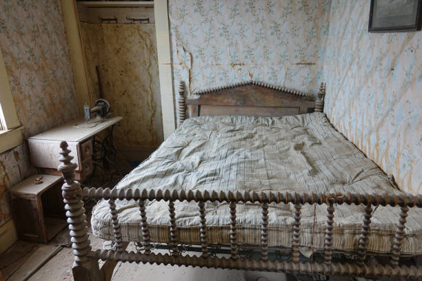 vecchia camera da letto nella storica casa americana vintage che raccoglie polvere dopo la corsa all'oro - west old house decor foto e immagini stock