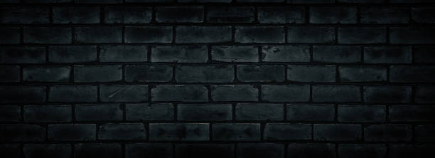 старая потрепанная текстура черной кирпично�й стены. цемент блокирует темный широкоэкранный фон. мрачный гранж широкий фон - surface level full frame large obsolete стоковые фото и изображения