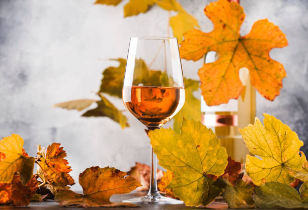 copa de vino blanco y botella de vino en vista de cerca de las copas de vino sobre fondo gris abstracto con espacio de copia - gewurztraminer fotografías e imágenes de stock