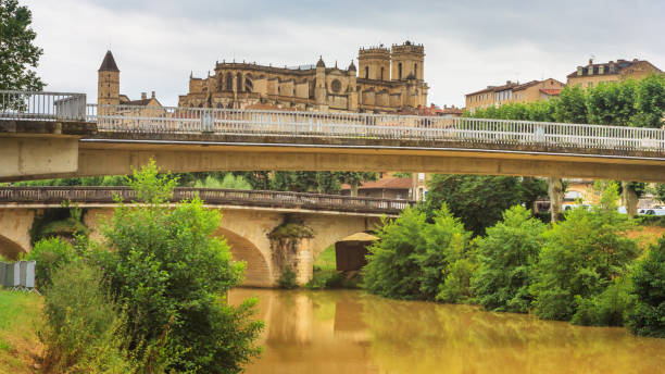 letni krajobraz miasta - widok na mosty nad rzeką gers w mieście auch, w historycznej prowincji gascony - saint spirit zdjęcia i obrazy z banku zdjęć