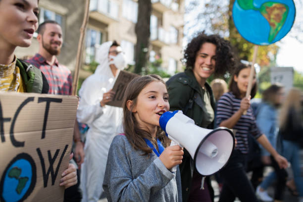 niño pequeño con amplificador en huelga global para el cambio climático. - city street audio fotografías e imágenes de stock