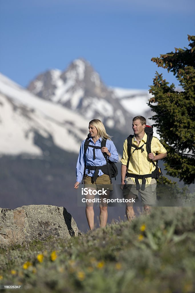 Pareja joven viajar como mochilero en montañas rocosas - Foto de stock de Condado de Summit libre de derechos