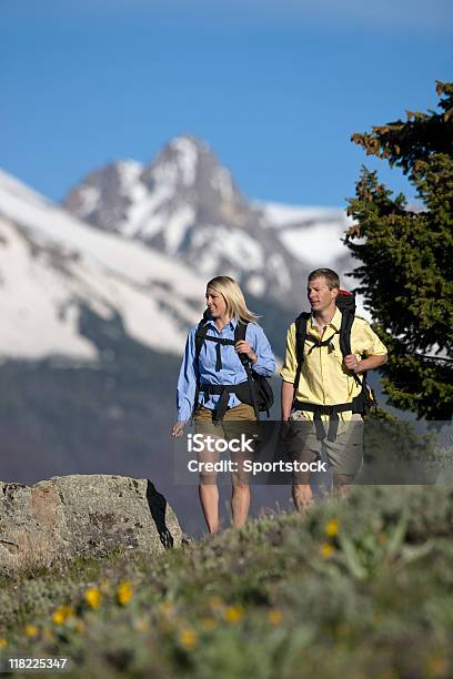 Pareja Joven Viajar Como Mochilero En Montañas Rocosas Foto de stock y más banco de imágenes de Condado de Summit