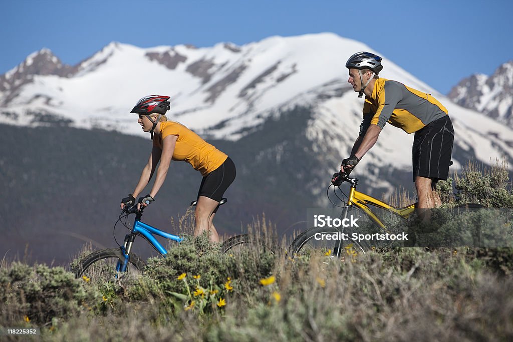 커플입니다 자전거, 록키 산맥의 배경기술 - 로열티 프리 산악 자전거-자전거 타기 스톡 사진