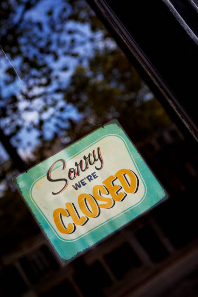 istock Vintage closed sign 1182253727