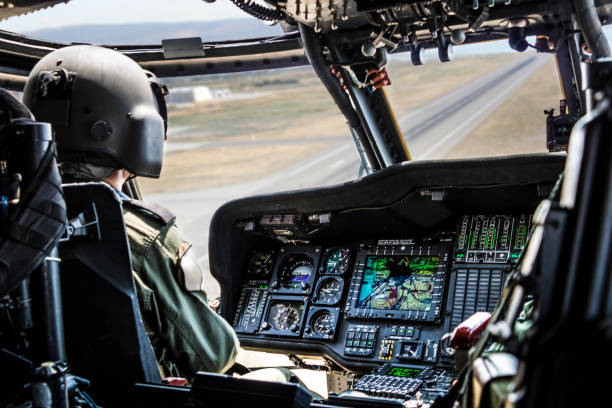 piloto do helicóptero do exército que monta o helicóptero militar - vista da cabina - fotografias e filmes do acervo
