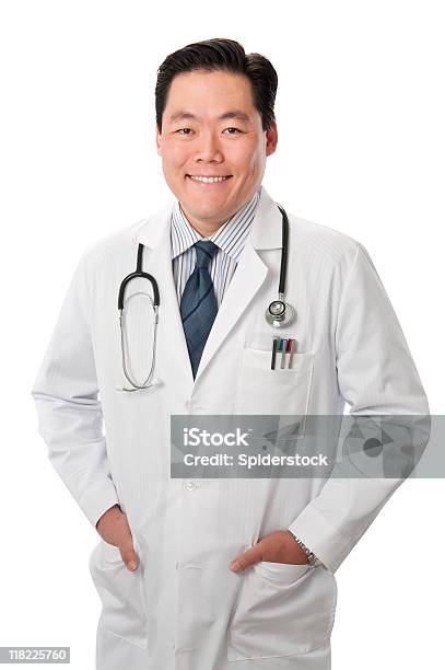 笑顔アジアの医師 - 1人のストックフォトや画像を多数ご用意 - 1人, 30代, 30代の男性