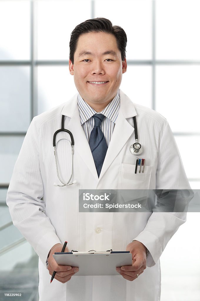 Asiatischen Arzt mit Zwischenablage - Lizenzfrei Arzt Stock-Foto
