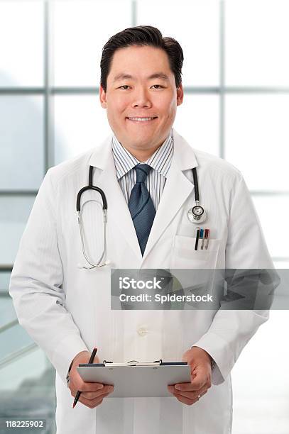 Asiatischen Arzt Mit Zwischenablage Stockfoto und mehr Bilder von Arzt - Arzt, Chinesischer Abstammung, Ein Mann allein