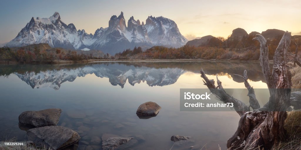 朝のペホ湖とクエルノス山脈トレスデルパイネ国立公園チリ トレスデルパイネのストックフォトや画像を多数ご用意 トレスデルパイネ, トレス