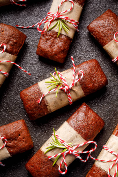 galletas de pan de jengibre de navidad (mini panes) sobre un fondo oscuro, vista superior. - anise baked biscuit brown fotografías e imágenes de stock