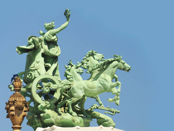 quadriga in rame di georges recipon sul tetto del grand palais o grand palace, centro culturale ed espositivo, costruito nel 1900. statua "immortalità, in anticipo". parigi, francia - grand beaux arts foto e immagini stock