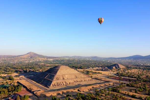 ballon ad aria calda nel cielo azzurro sopra le piramidi di teotihuacan sun e moon in messico.  vista aerea - teotihuacan foto e immagini stock