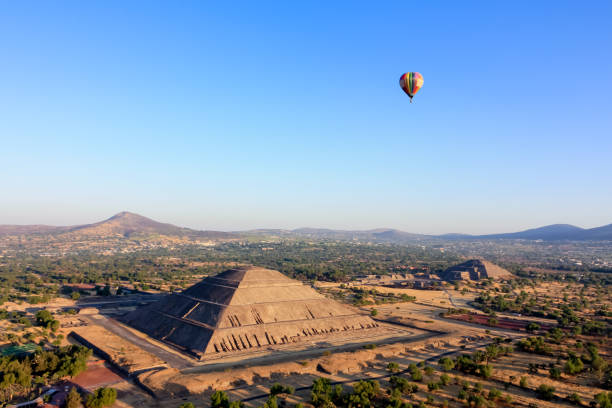 멕시코의 테오티우아칸 태양과 달의 피라미드 위에 밝은 파란색 하늘에 뜨거운 공기 발롱.  공중 보기 - teotihuacan 뉴스 사진 이미지