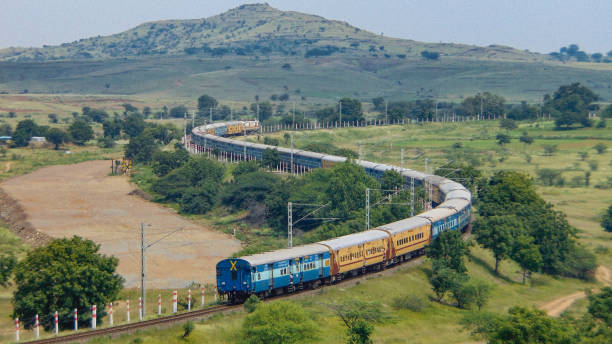 Train Metal Snake into SCurve 12627 Bengalore New Delhi karnatak Superfast Express india train stock pictures, royalty-free photos & images