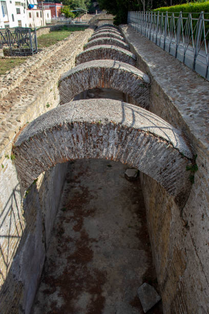 starożytne rzymskie miasto z ruinami. łuki, kolumny i uzdrowiska. - travel tourist roman forum rome zdjęcia i obrazy z banku zdjęć