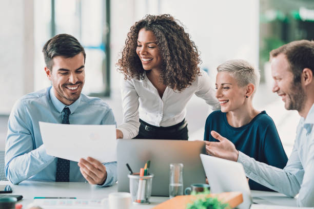 uitvoerende bestuurders die financiële verslagen bekijken - autoriteit stockfoto's en -beelden