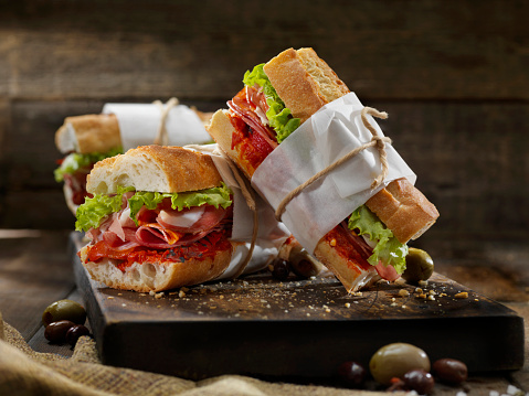 Sándwiches italianos con pimientos rojos asados photo